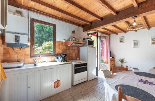 Peyrouse House | Holiday Home 'Anje' with Mountain Views, Private Terrace and Wi-Fi