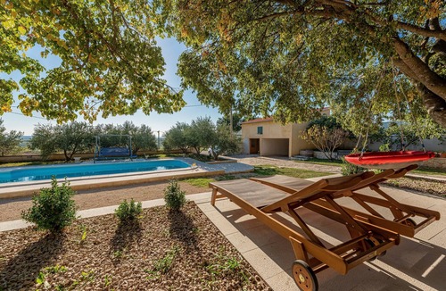 Benkovac House | Holiday Home Apios - Three Bedroom Holiday Home with Swimming Pool