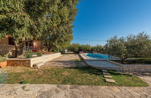 Benkovac House | Holiday Home Apios - Three Bedroom Holiday Home with Swimming Pool