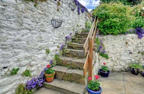 Appledore House | Holiday Home Apple Tree Cottage by Interhome