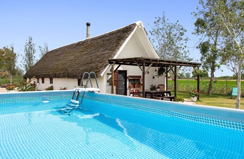 Deltebre House | Holiday Home 'Barraca Gran' with Lake View, Private Pool and Wi-Fi