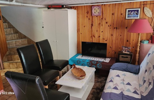 Mons-en-Baroeul Apartment | Holiday Home 'Beautiful Basement with Terrace' with Shared Garden and Wi-Fi