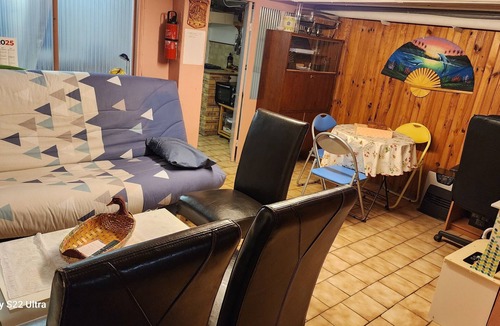 Mons-en-Baroeul Apartment | Holiday Home 'Beautiful Basement with Terrace' with Shared Garden and Wi-Fi