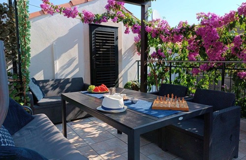 Hodilje House | Holiday Home By The Sea