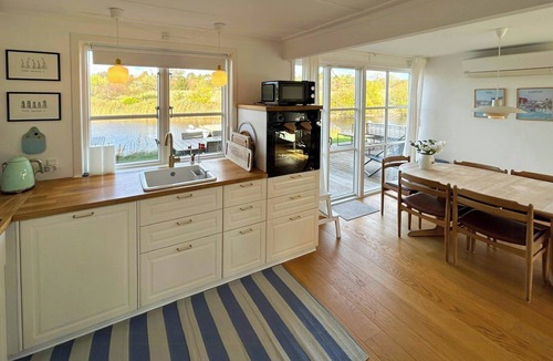 Øer Strand House | Holiday home by the water in Øer Maritime