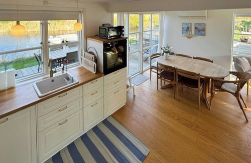 Øer Strand House | Holiday home by the water in Øer Maritime