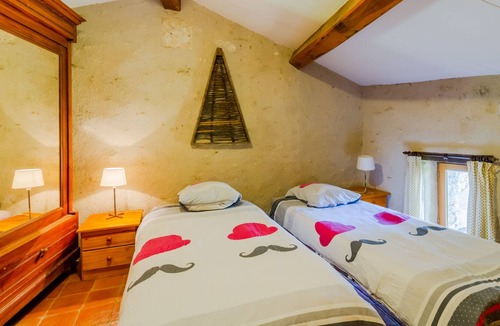 Monflanquin House | Holiday Home 'Côté Four' with Shared Pool, Garden, Terrace & Wi-Fi
