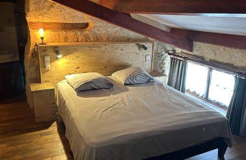 Monflanquin House | Holiday Home 'Côté Grange' with Shared Pool, Terrace, Garden & Wi-Fi