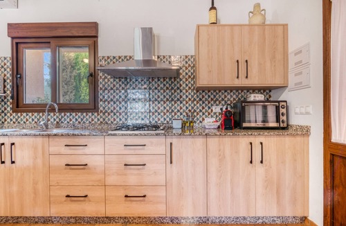 Beneixama House | Holiday Home 'Casa La Pedania' with Private Pool, Wi-Fi and Air Conditioning