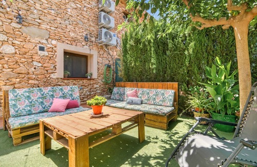 Beneixama House | Holiday Home 'Casa La Pedania' with Private Pool, Wi-Fi and Air Conditioning