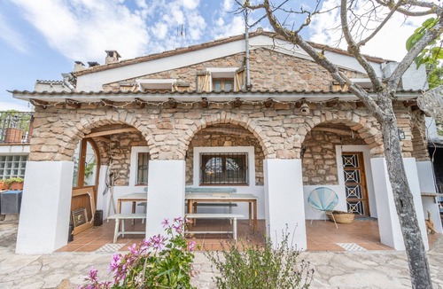 Copons House | Holiday Home 'Can Favo' with Mountain View, Private Pool and Air Conditioning