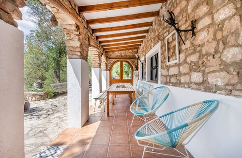 Copons House | Holiday Home 'Can Favo' with Mountain View, Private Pool and Air Conditioning