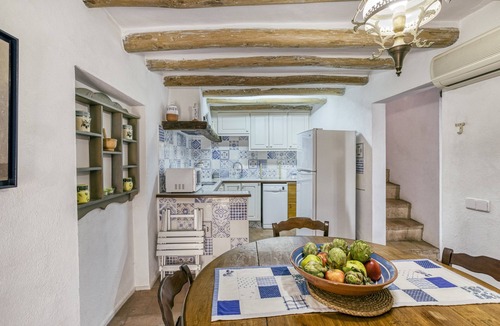 Pelacalc House | Holiday Home 'Can Roca' with Private Terrace, Wi-Fi and Air Conditioning