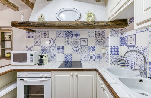 Pelacalc House | Holiday Home 'Can Roca' with Private Terrace, Wi-Fi and Air Conditioning