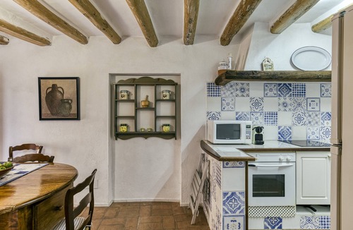 Pelacalc House | Holiday Home 'Can Roca' with Private Terrace, Wi-Fi and Air Conditioning