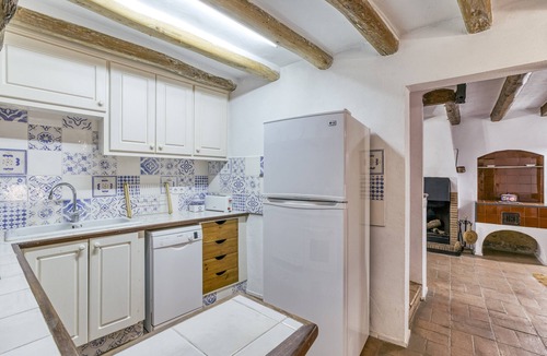 Pelacalc House | Holiday Home 'Can Roca' with Private Terrace, Wi-Fi and Air Conditioning