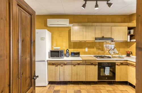 Peratallada House | Holiday Home 'Casa Peratallada' with Wi-Fi and Air Conditioning