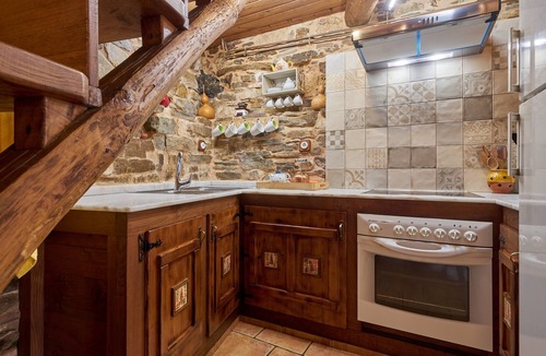 Priaranza del Bierzo House | Holiday Home 'Casa Rural Cornatel' with Private Terrace and Balcony