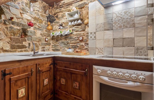 Priaranza del Bierzo House | Holiday Home 'Casa Rural Cornatel' with Private Terrace and Balcony