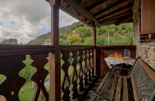 Priaranza del Bierzo House | Holiday Home 'Casa Rural Cornatel' with Private Terrace and Balcony
