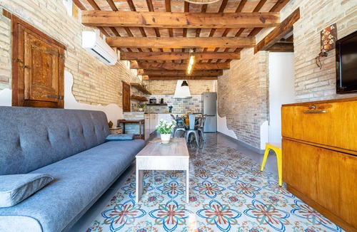 Deltebre House | Holiday Home "Casa Rural Mestre" with Shared Outdoor Pool, A/C, and Wi-Fi