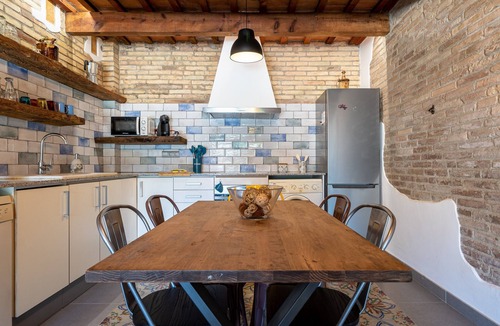 Deltebre House | Holiday Home "Casa Rural Mestre" with Shared Outdoor Pool, A/C, and Wi-Fi
