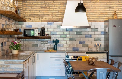 Deltebre House | Holiday Home "Casa Rural Mestre" with Shared Outdoor Pool, A/C, and Wi-Fi