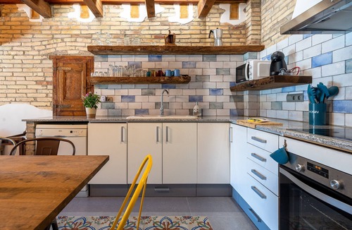 Deltebre House | Holiday Home "Casa Rural Mestre" with Shared Outdoor Pool, A/C, and Wi-Fi