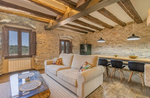 Nalec House | Holiday Home 'Casa Rural Con Spa En La Bodega' with Mountain View and Wi-Fi