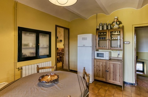 Serinya House | Holiday Home 'Casa Rural Ideal Per Famílies' with Mountain View, Wi-Fi and Air Conditioning