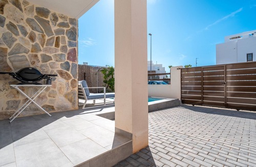 Orihuela Costa House | Holiday Home 'Chalet With Pool' with Private Pool, Wi-Fi and Air Conditioning
