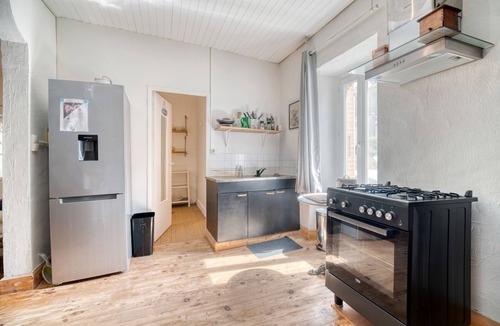 Dourgne House | Holiday Home 'Charmante Et Élégante Ferme Rénovée' with Lake View, Shared Pool and Wi-Fi