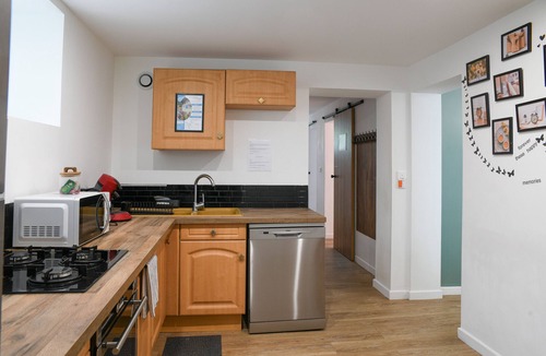 Saint-Beron House | Holiday Home 'Charming House in Saint Béron' with Mountain View, Wi-Fi and Air Conditioning