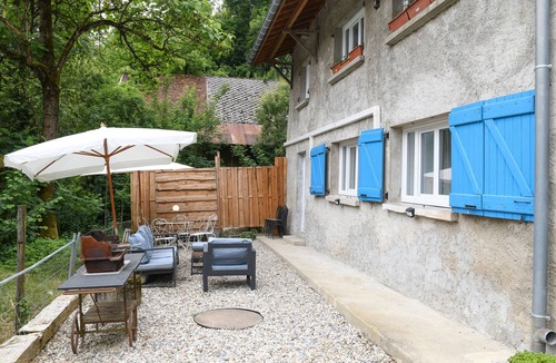 Saint-Beron House | Holiday Home 'Charming House in Saint Béron' with Mountain View, Wi-Fi and Air Conditioning