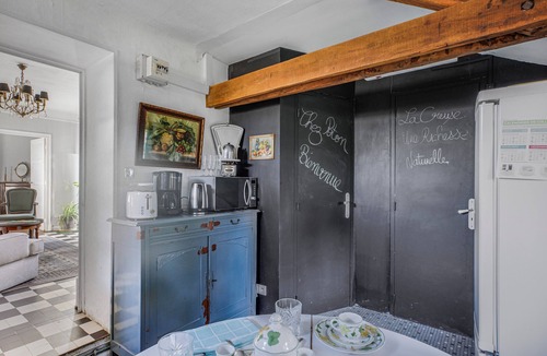 Le Grand-Bourg House | Holiday Home 'Chez Poton' with Private Terrace, Shared Garden and Wi-Fi