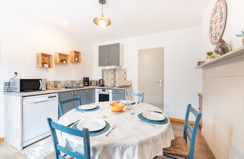 Heches House | Holiday Home 'Chez Bob' with Mountain View and Wi-Fi