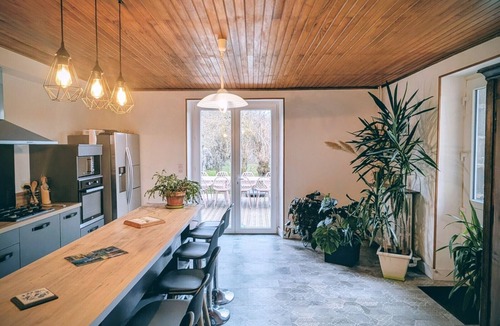 Domeyrat House | Holiday Home 'Chez Gustou' with Mountain View, Wi-Fi and Air Conditioning