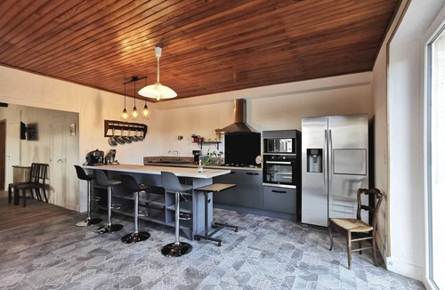 Domeyrat House | Holiday Home 'Chez Gustou' with Mountain View, Wi-Fi and Air Conditioning