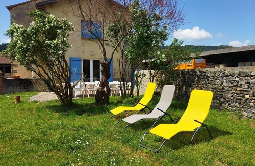 Domeyrat House | Holiday Home 'Chez Gustou' with Mountain View, Wi-Fi and Air Conditioning