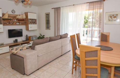 Mali Iz House | Holiday Home Cici by Interhome