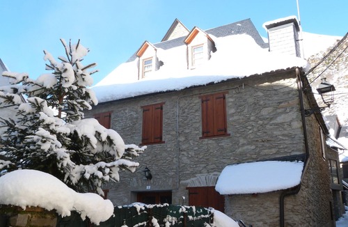 Garos House | Holiday Home 'Ço De Carles' with Mountain Views and Wi-Fi