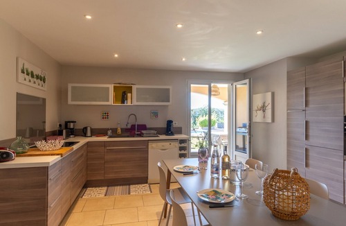 Saint-Privat House | Holiday Home "Coeur d'Ardèche, Spacious & Pleasant" with Panoramic View, Private Pool & Jacuzzi