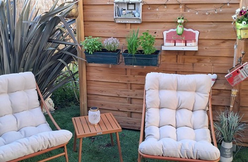Ducey House | Holiday Home 'Comme À La Maison' with Private Terrace, Garden & Wi-Fi