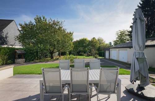 Chateaugiron House | Holiday Home 'Cours Péan' with Private Terrace, Private Garden and Wi-Fi
