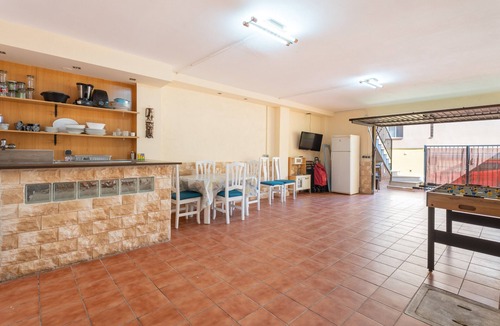 Soneja House | Holiday Home 'Cozy Townhouse In Soneja' with Mountain View, Wi-Fi and Air Conditioning