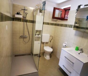 Cove Rogacic House | Holiday Home Cvitka