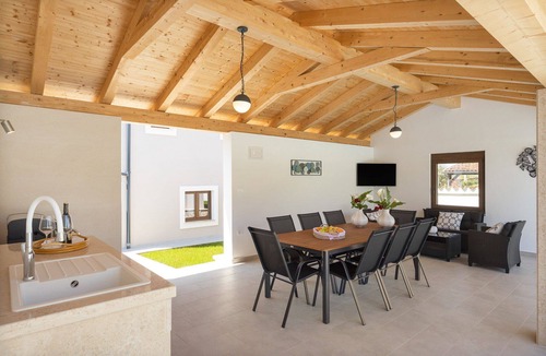 Mali Vareski Villa | Holiday Home Dandelion with Pool