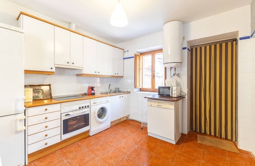 Orejana House | Holiday Home 'De Los Maestros' with Private Garden and Wi-Fi
