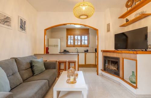 Alcanar House | Holiday Home 'Deltabahia' with Shared Pool, Wi-Fi and Air Conditioning