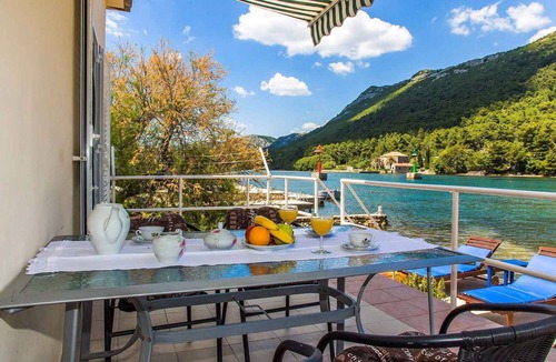 Broce House | Holiday home directly by the sea